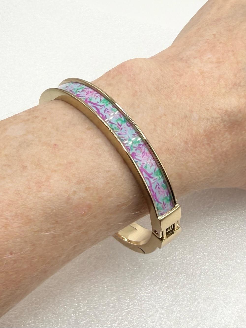 Lilly Pulitzer photodome bangle bracelet a gold-toned finish and a pastel floral